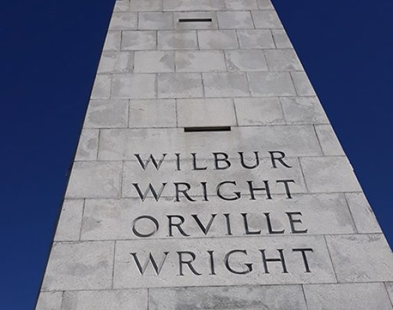 Statue with text Wilbur Wright Orville Wright